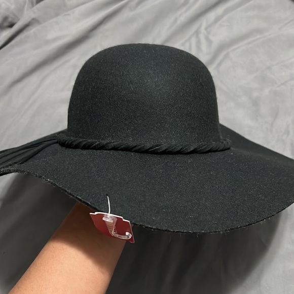 Wide Rim Hat - Picture 2 of 4